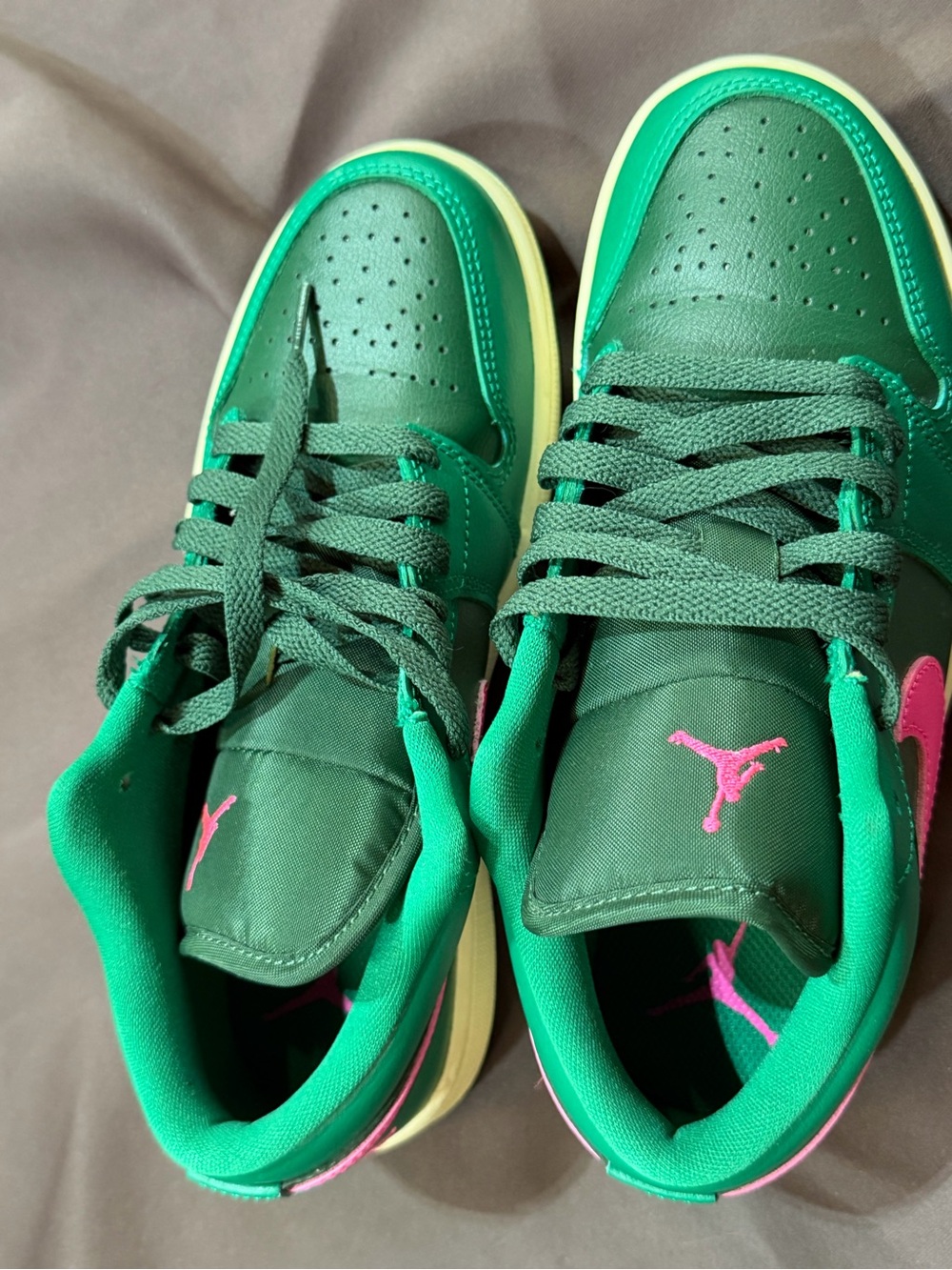 Jordan Kids Low-Top Sneakers in Green with Pink Jumpman